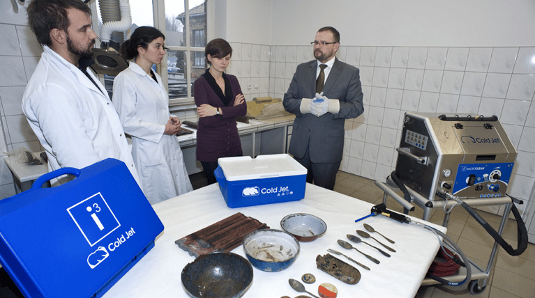 Reinigung von Metall- und Keramikartefakten mit Trockeneis vor einer Museumsausstellung