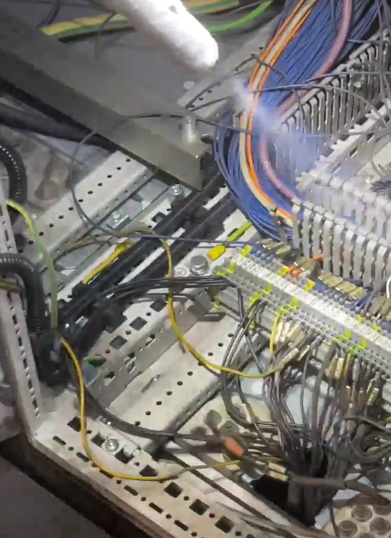 Nettoyage armoire électrique : comment la cryogénie révolutionne la maintenance industrielle